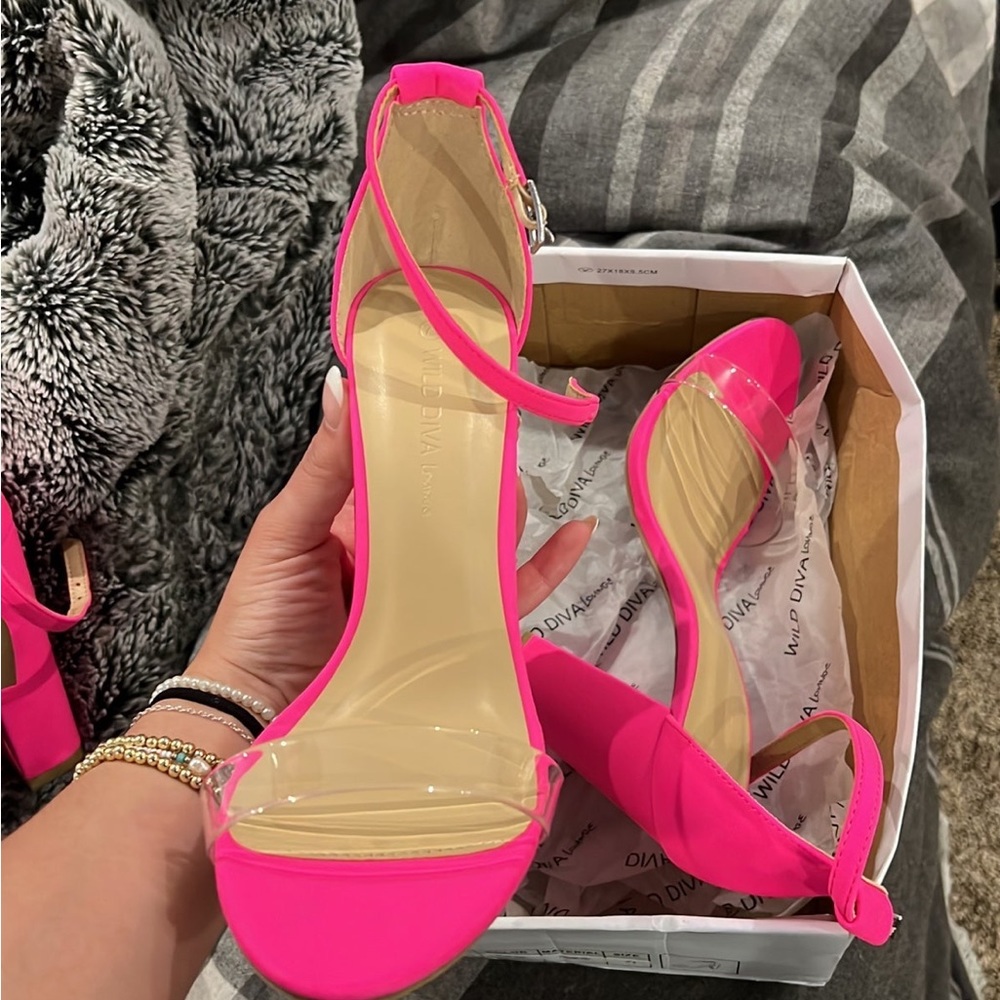 Pink heels never been worn size 7.5